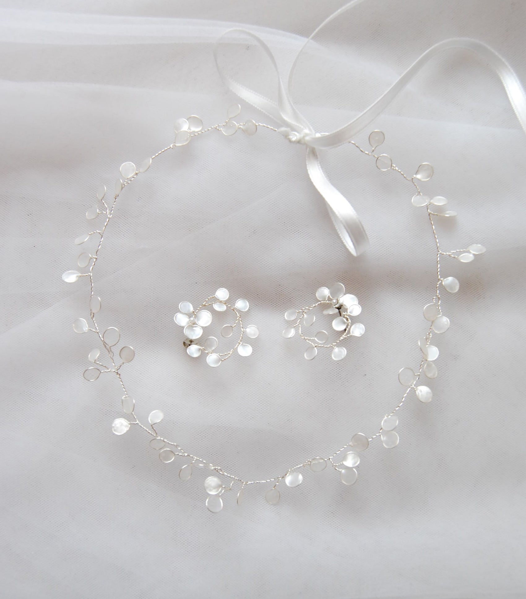 Orecchini a cerchio lunari, ideali per una sposa elegante. Completa in parure con la collana per un tocco di originalità e raffinatezza al tuo look.