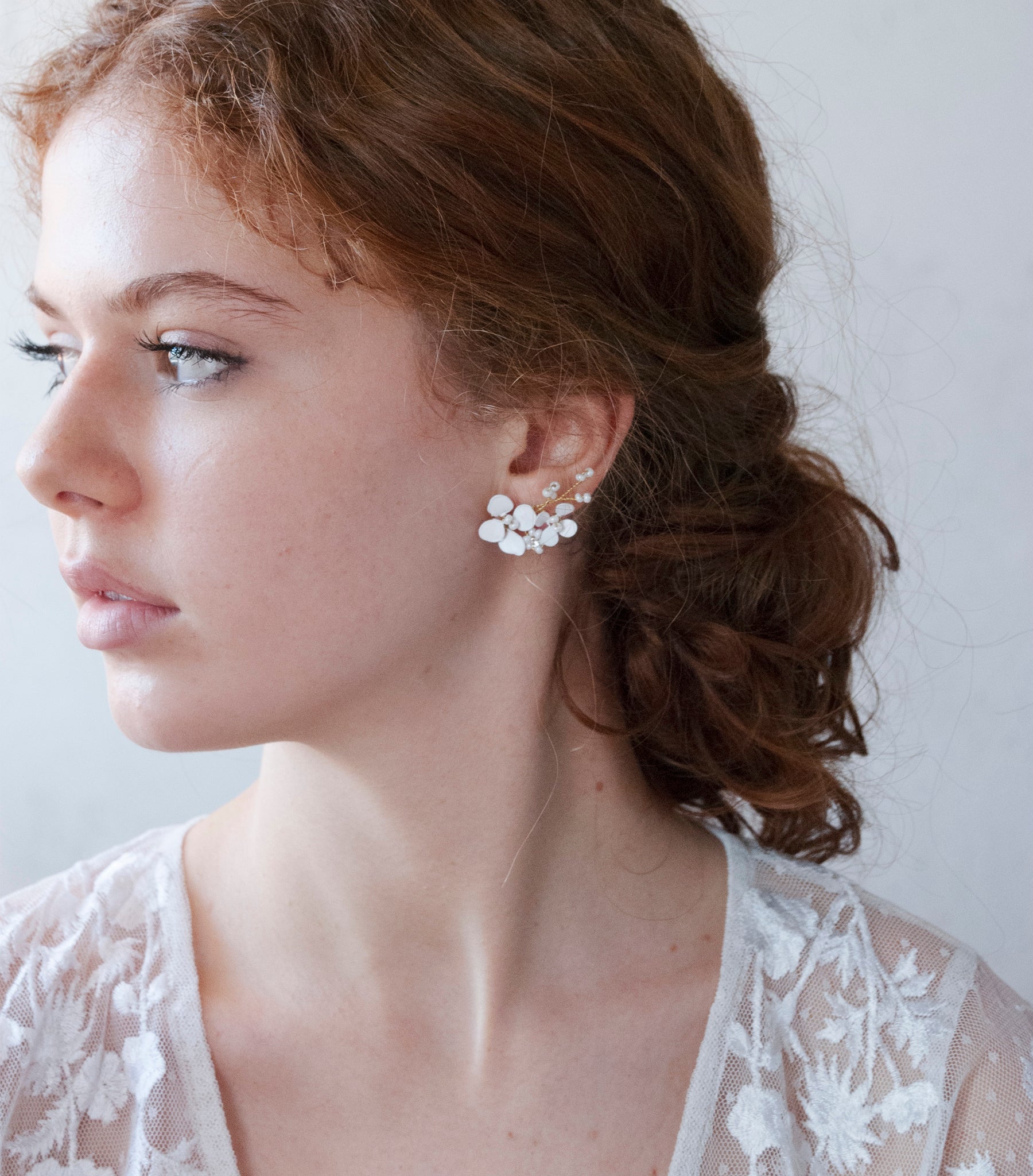 Orecchini climbers con fiori bianchi, l'accessorio perfetto per una sposa romantica e sofisticata.