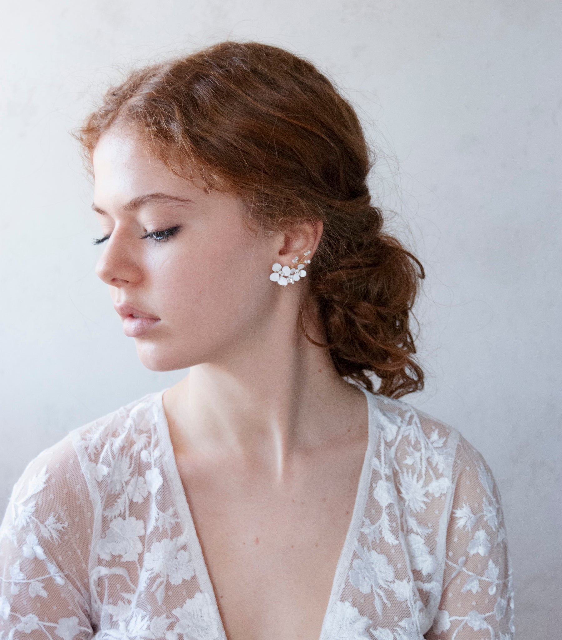 Orecchini climbers con fiori bianchi, un accessorio sofisticato per la sposa che cerca eleganza e freschezza.