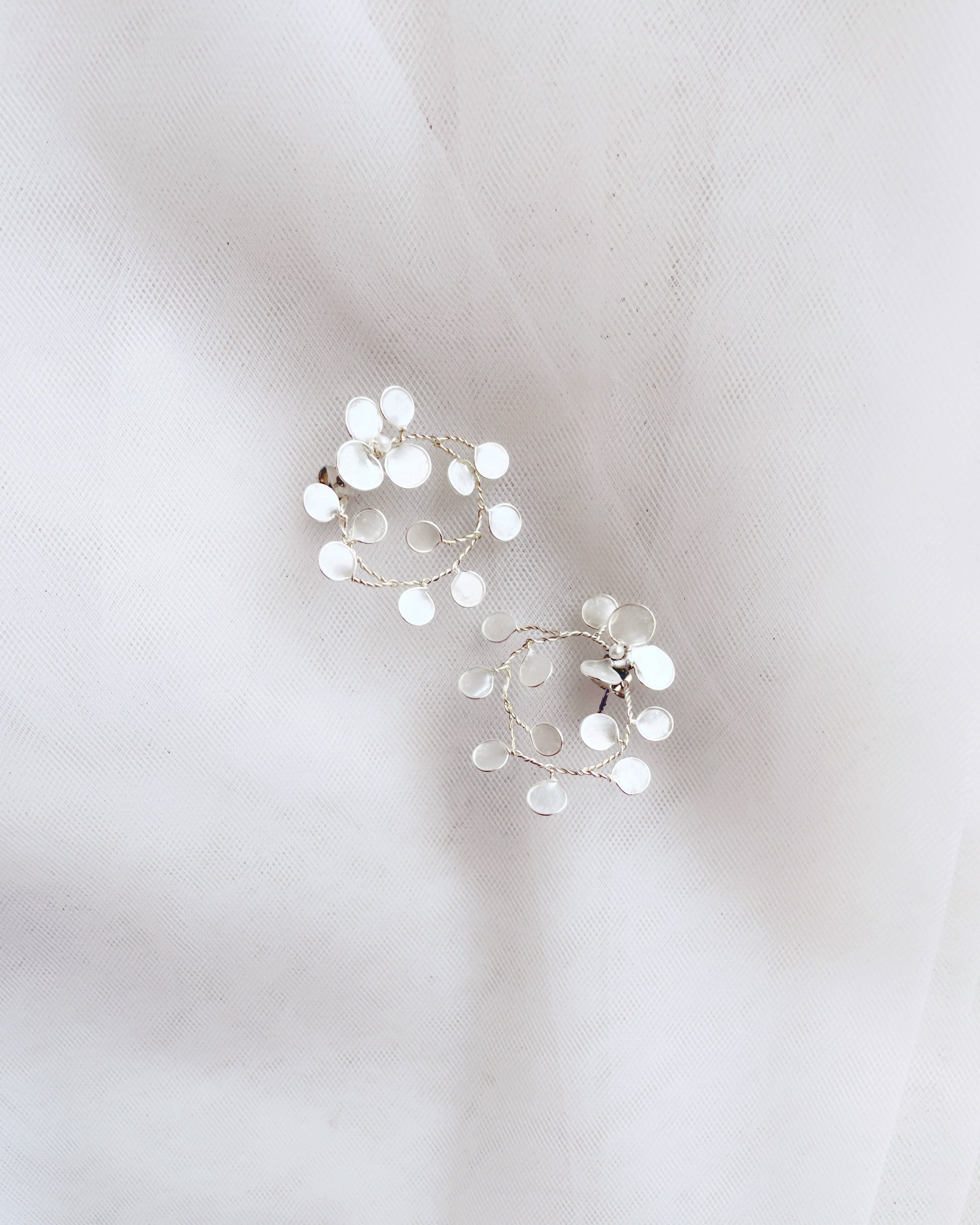 Orecchini Perle di Luna con dischi madreperlati, perfetti per una sposa elegante che desidera un tocco luminoso e sofisticato.