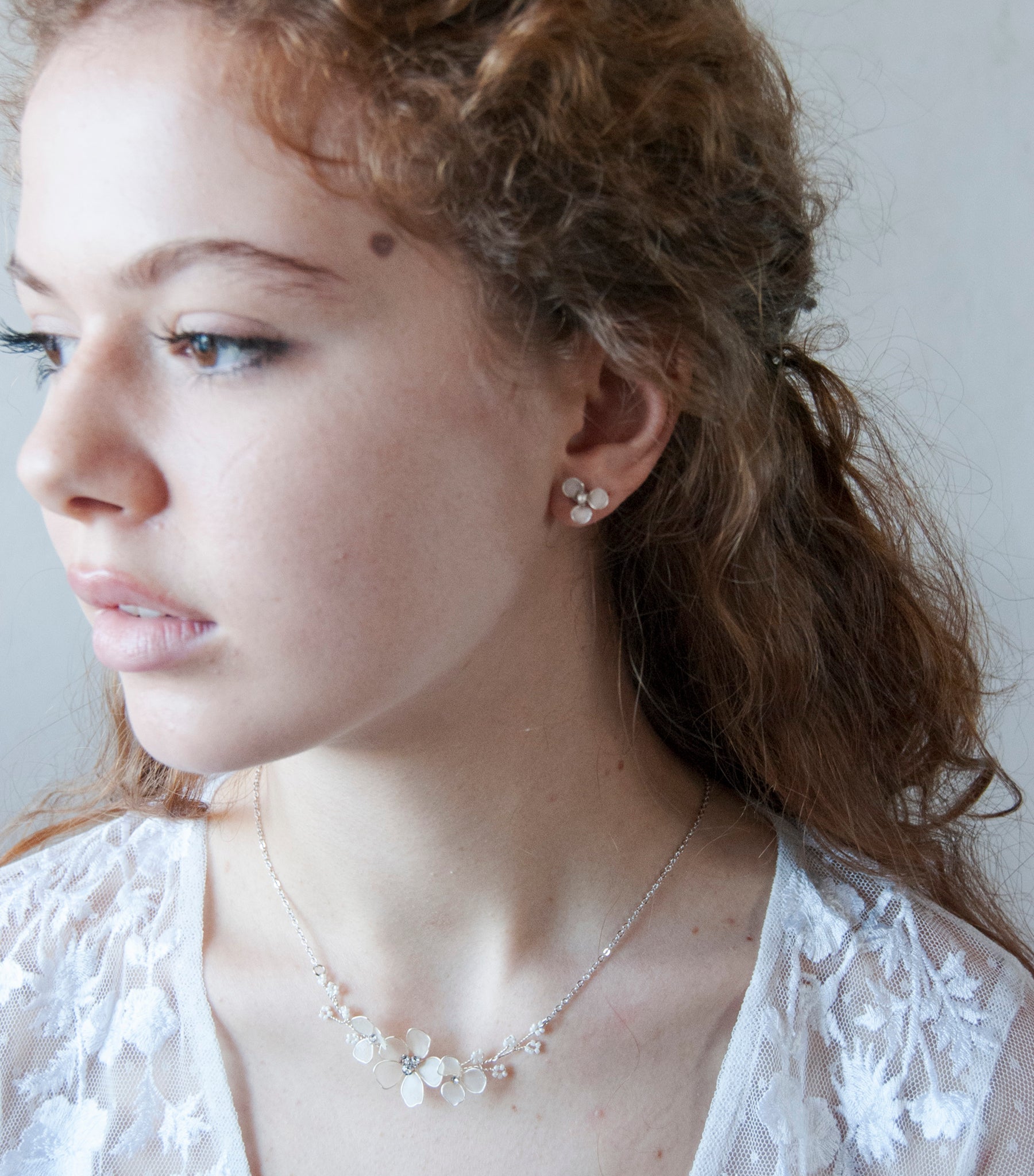 Eleganti orecchini a lobo con fiore satinato, ideali per una sposa che ama la versatilità e la raffinatezza.