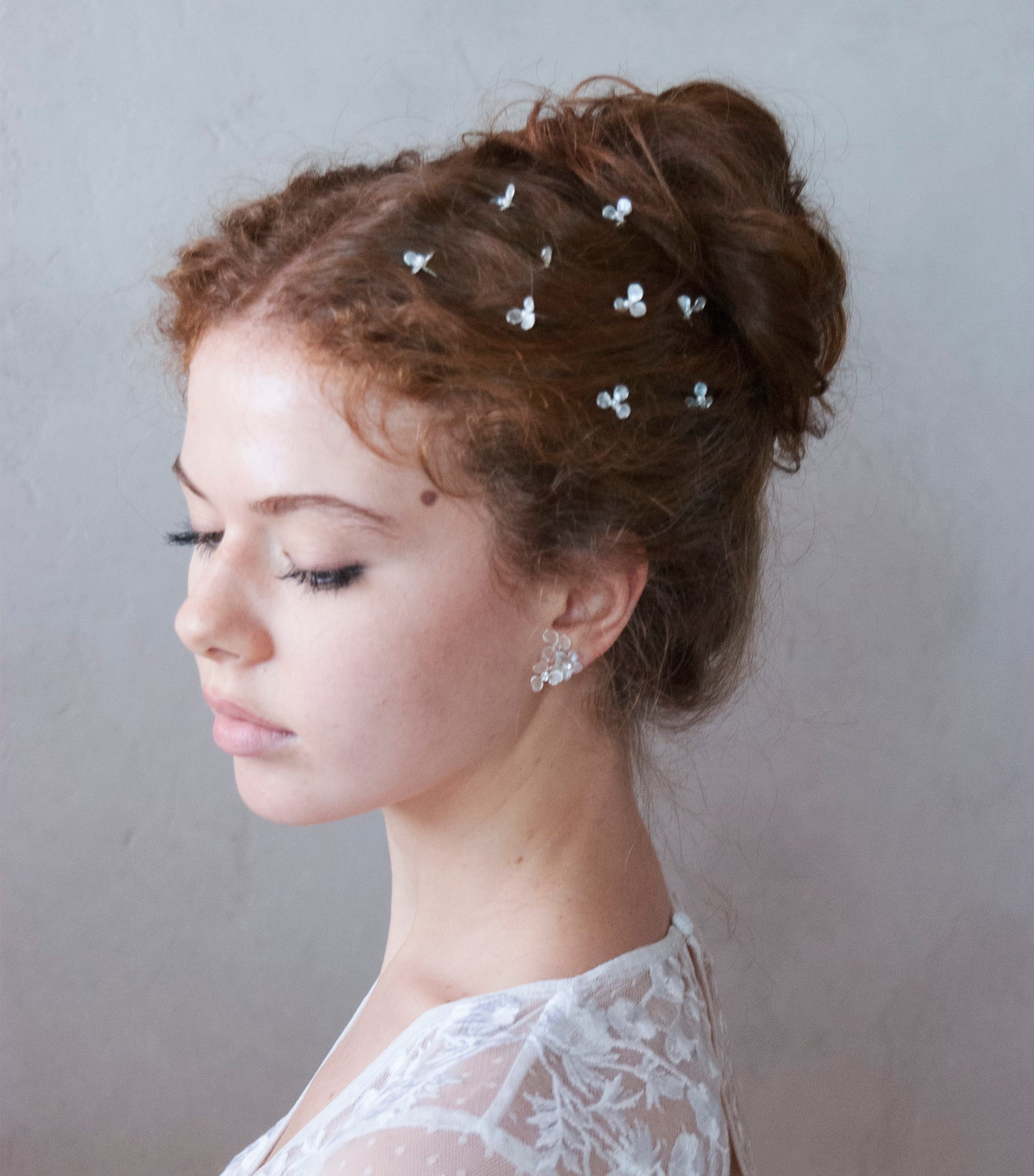 Orecchini da sposa con piccoli fiori satinati, un accessorio raffinato per matrimoni eleganti.