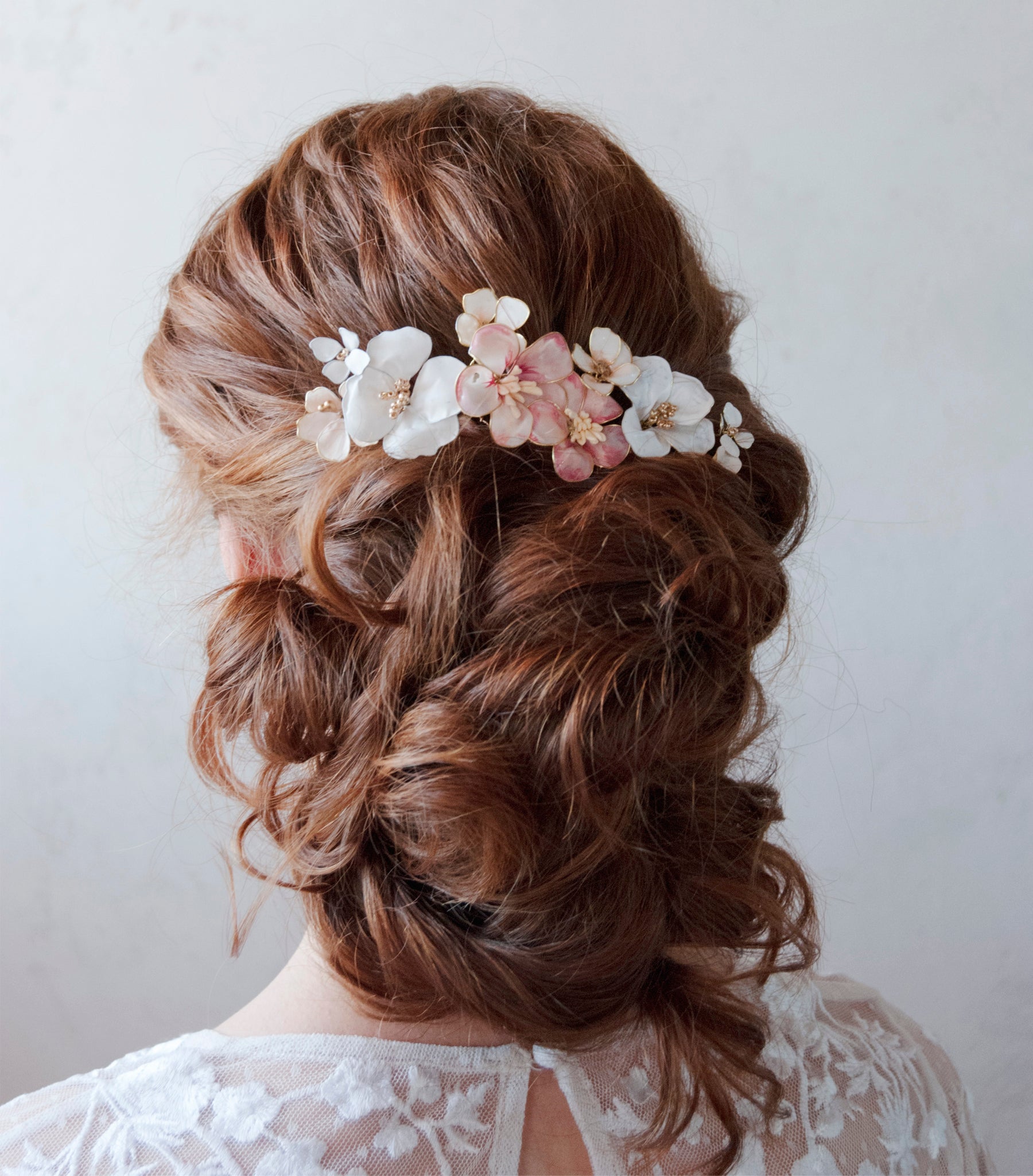 Pettinino per capelli con stile country chic, decorato con fiori bianchi e rosa.