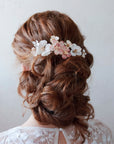 Pettinino per capelli con stile country chic, decorato con fiori bianchi e rosa.