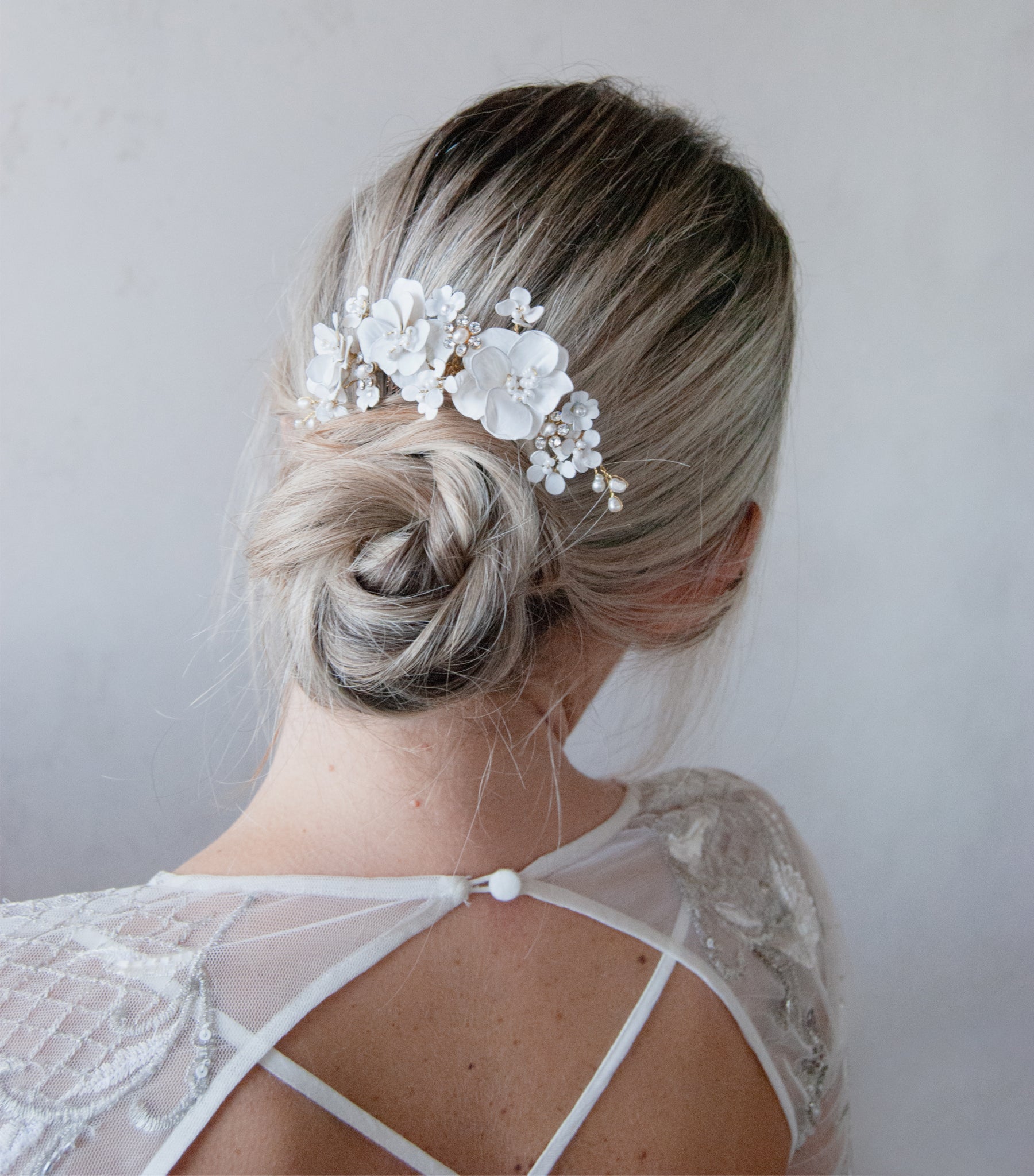 Elegante pettinino per capelli con peonie e fiorellini bianchi, perfetto per matrimoni chic.