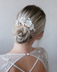 Elegante pettinino per capelli con peonie e fiorellini bianchi, perfetto per matrimoni chic.