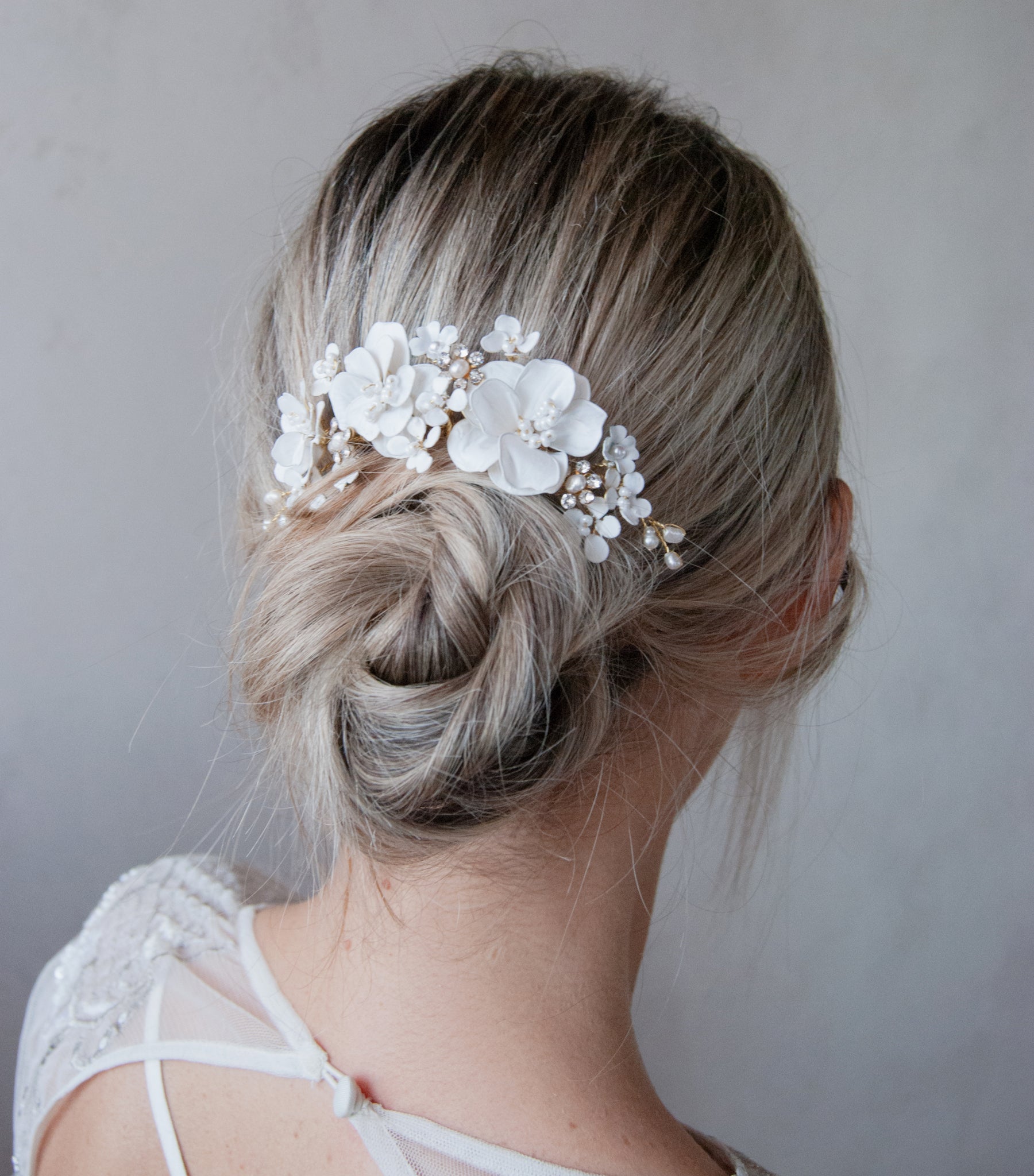 Accessorio per capelli da sposa con peonie bianche e fiorellini, raffinato ed elegante.