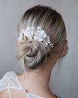 Accessorio per capelli da sposa con peonie bianche e fiorellini, raffinato ed elegante.