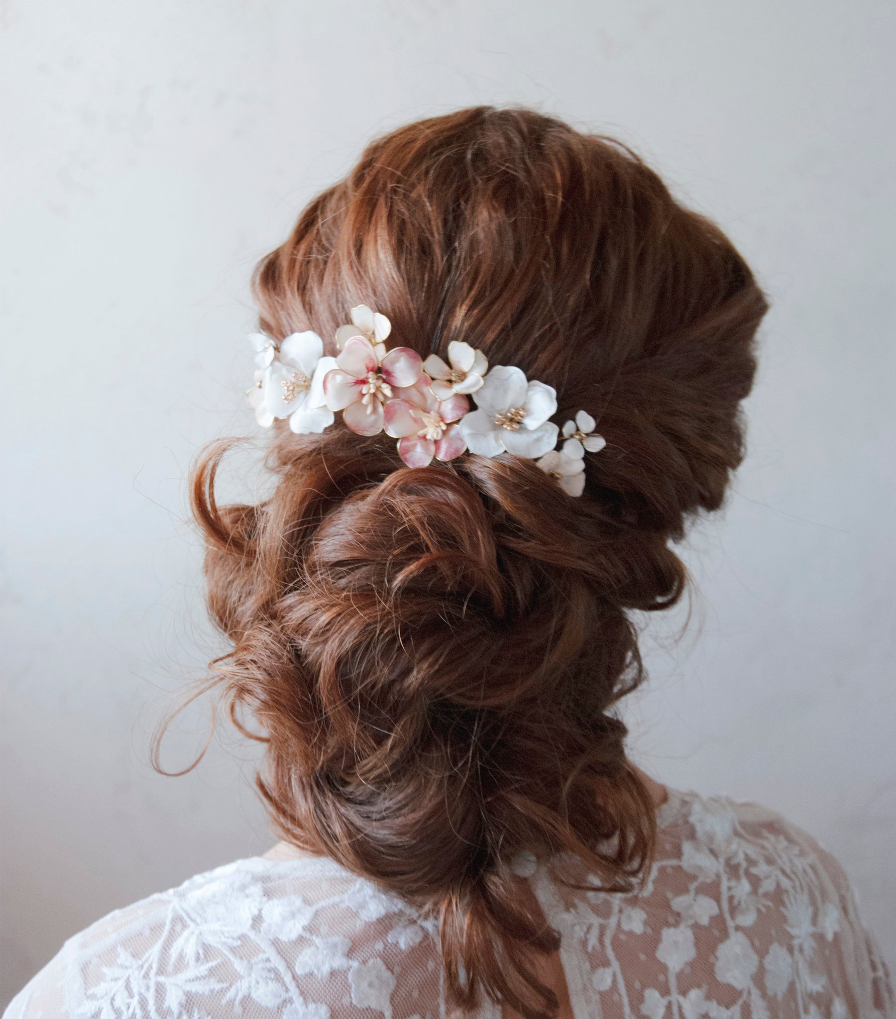 Pettinino floreale per sposa elegante, con fiori bianchi e rosa in stile country chic.