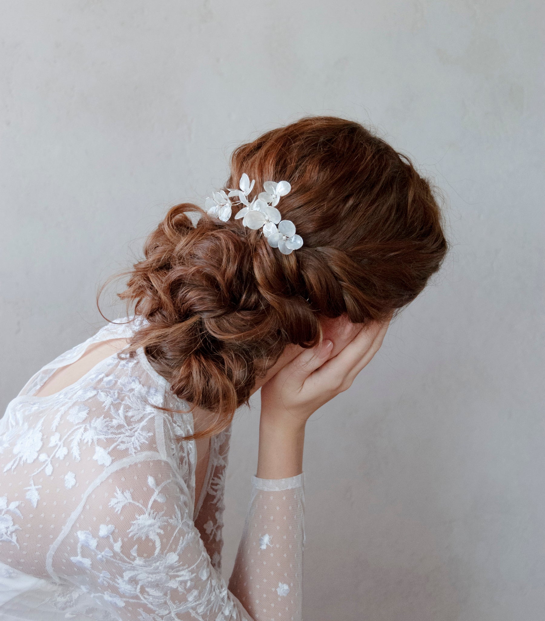 Elegante pettinino con fiori madreperlati, un accessorio unico per capelli da sposa.