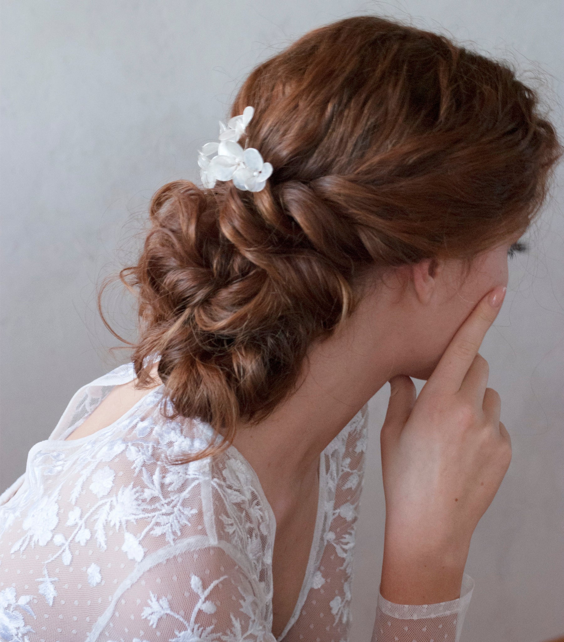 Pettinino per capelli con fiori e dettagli madreperlati, perfetto per spose raffinate.