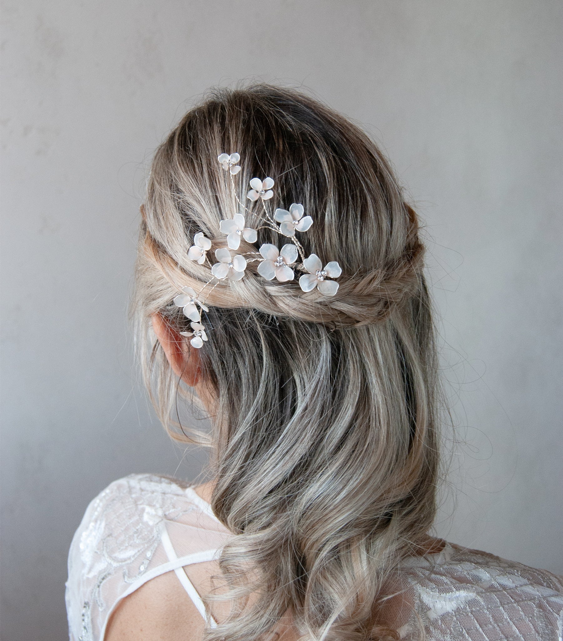 Accessorio per capelli con fiori rosa e rami, perfetto per un look elegante e chic.