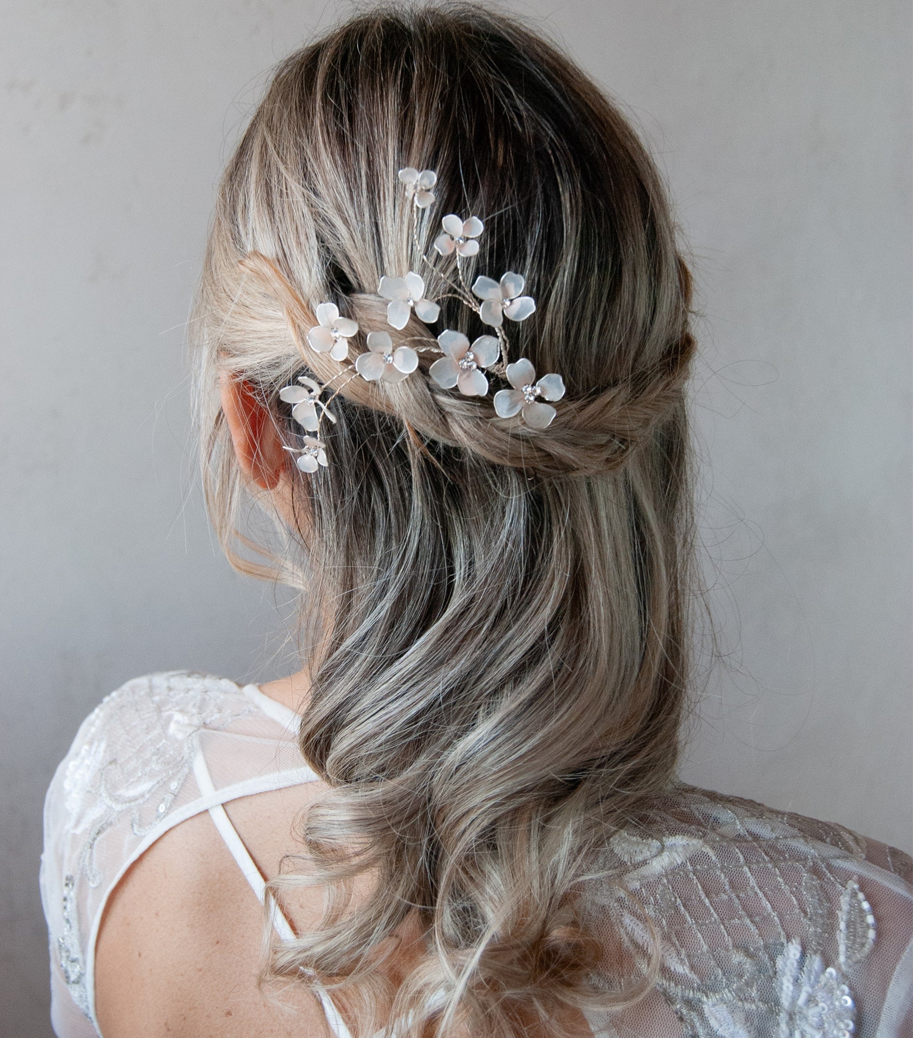 Pettinino con fiori rosa e rami, ideale per acconciature da sposa romantiche e naturali.