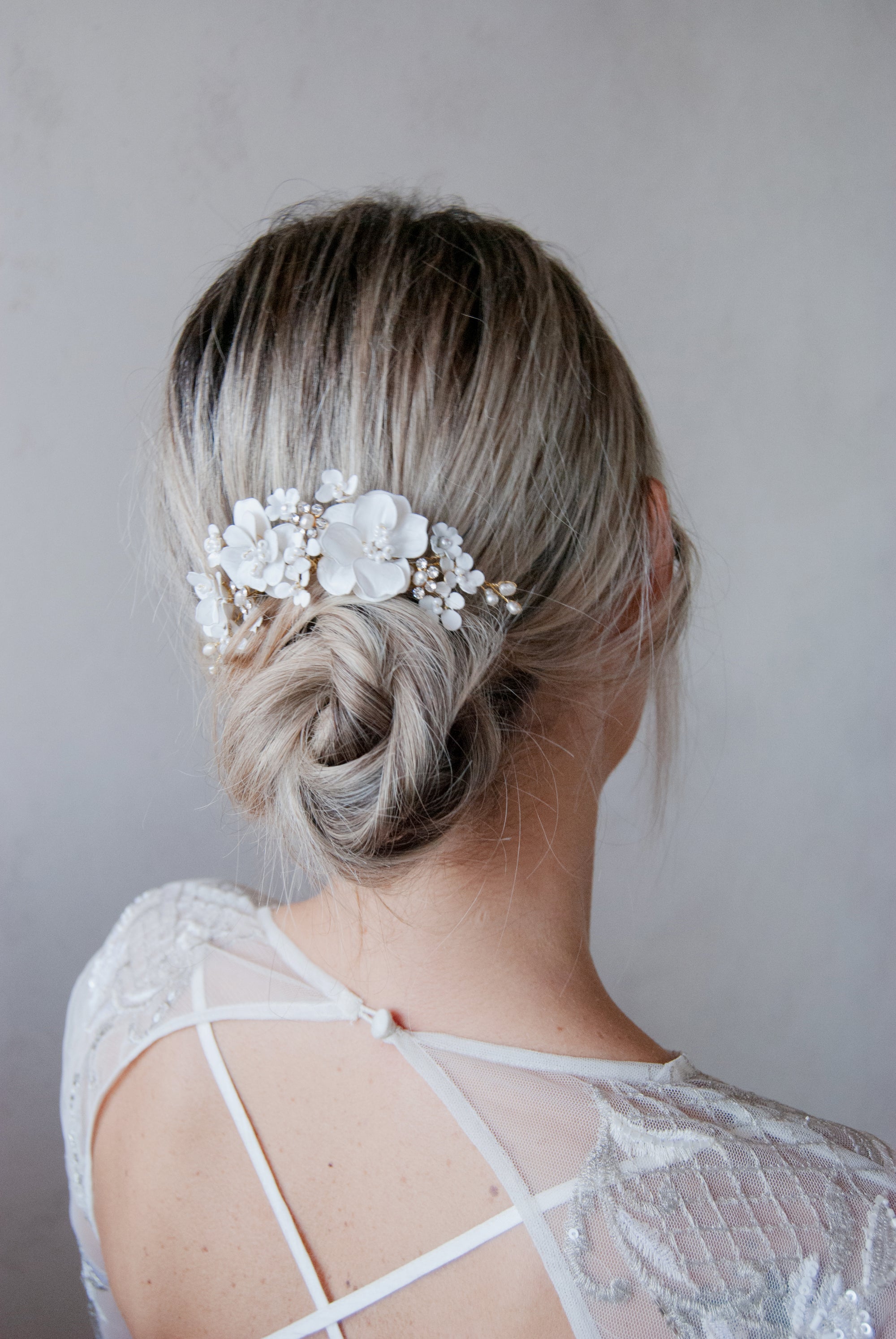 Pettinino bianco floreale con peonie e fiorellini, perfetto per matrimoni eleganti.