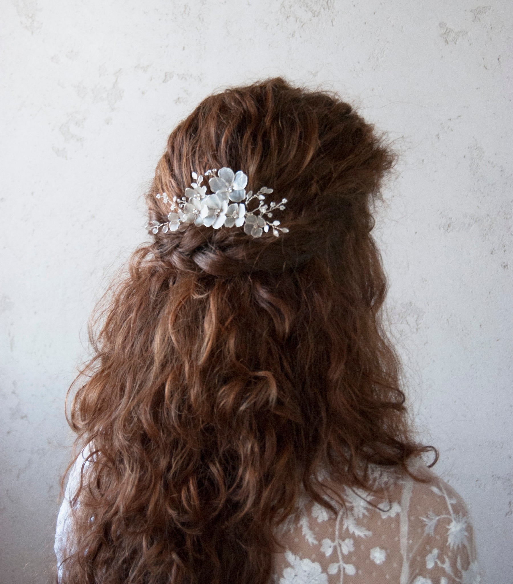 Pettinino floreale chic con fiori satinati, un tocco di classe per il giorno del matrimonio.