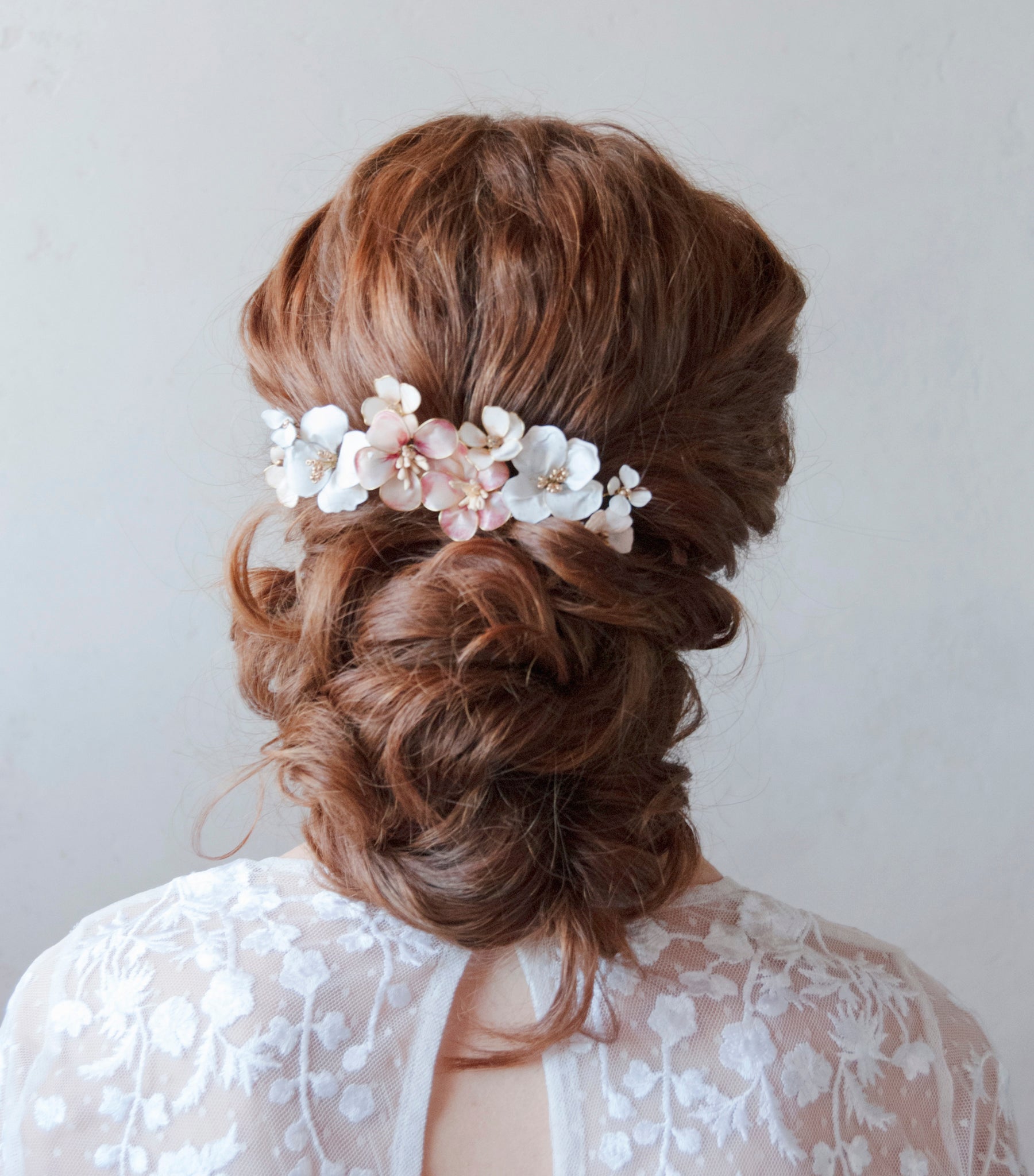 Pettinino floreale con fiori bianchi e rosa, ideale per una sposa country chic.