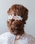 Pettinino floreale con fiori bianchi e rosa, ideale per una sposa country chic.