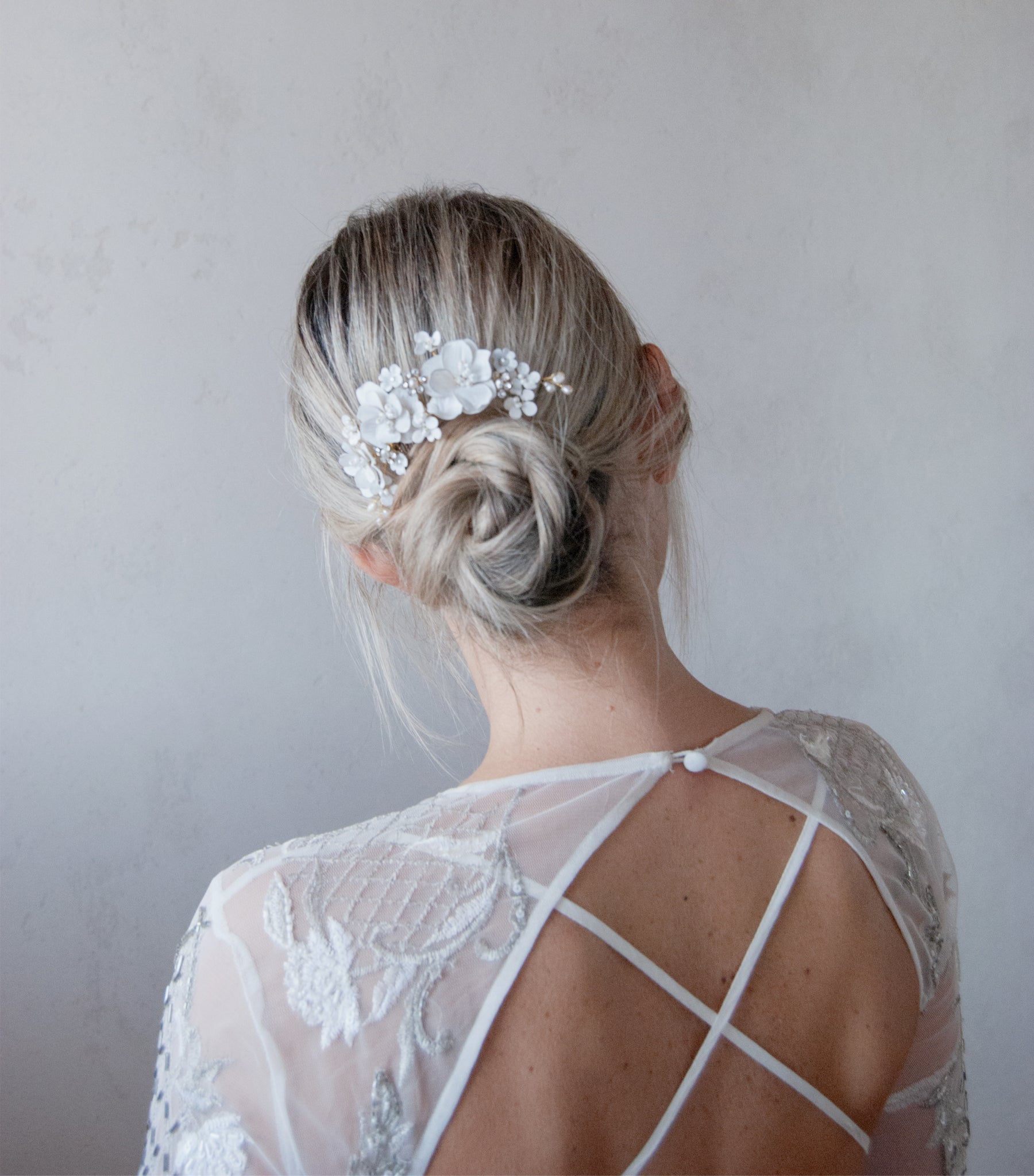 Pettinino floreale bianco con peonie e fiorellini per un look romantico e naturale.