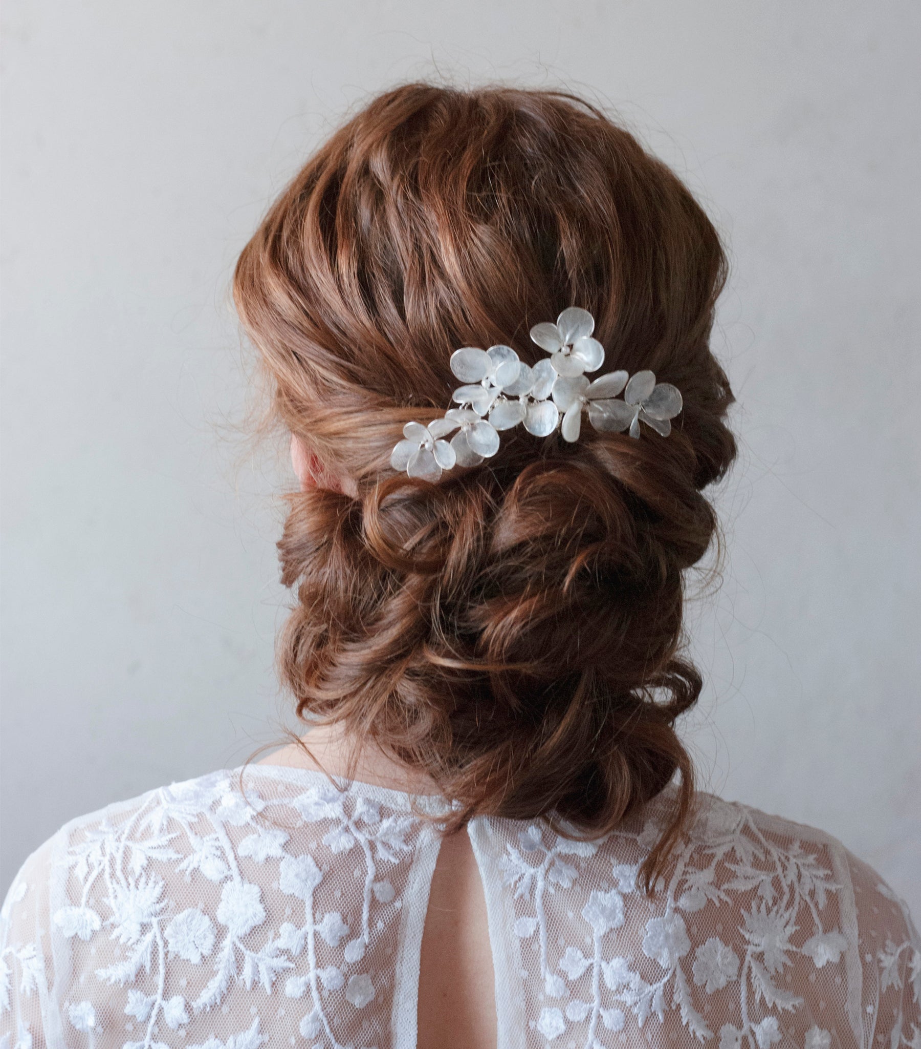 Pettinino con dettagli madreperlati, perfetto per un look da sposa romantico e naturale.