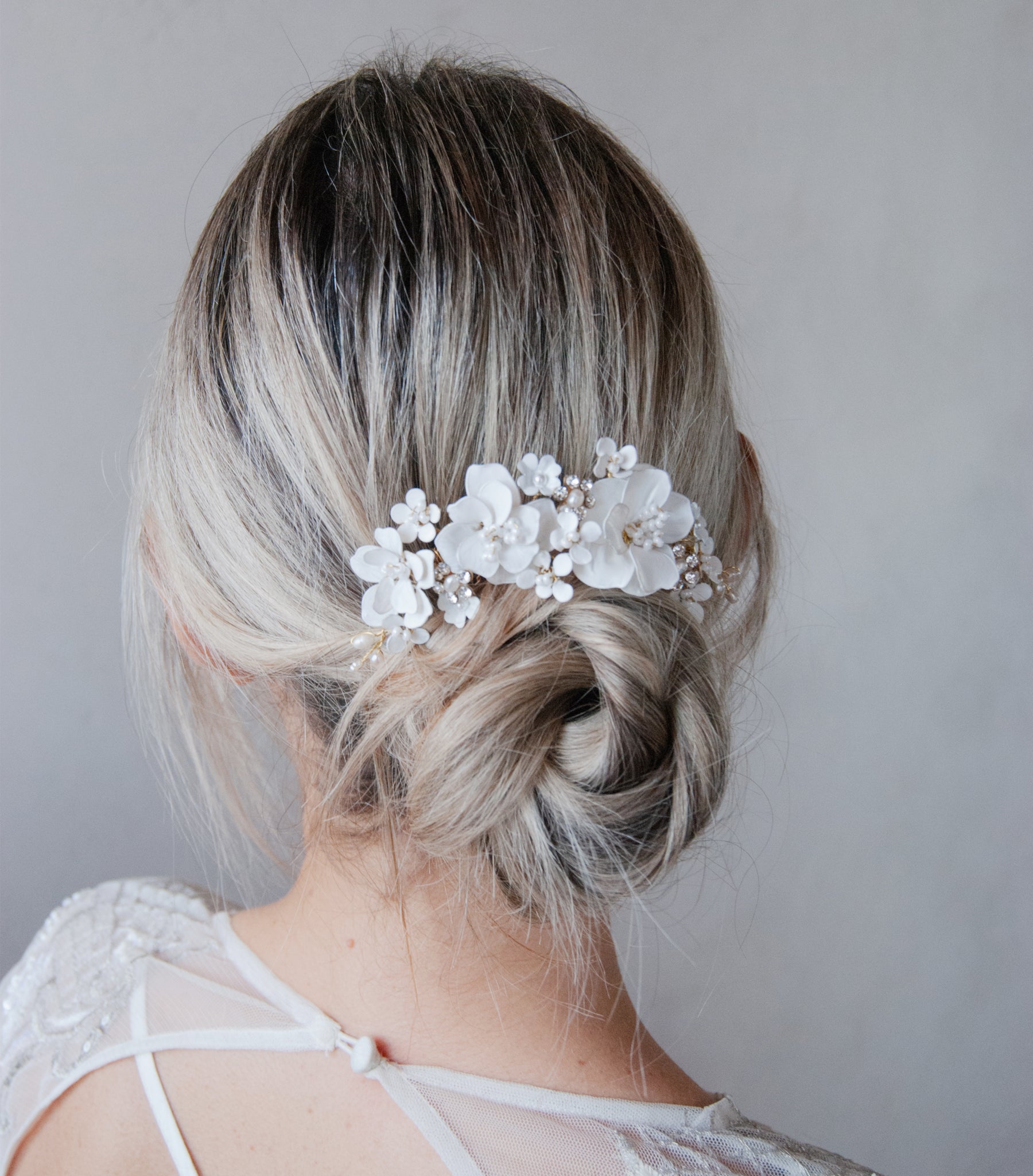 Pettinino con peonie bianche e fiorellini, un accessorio romantico per il matrimonio.