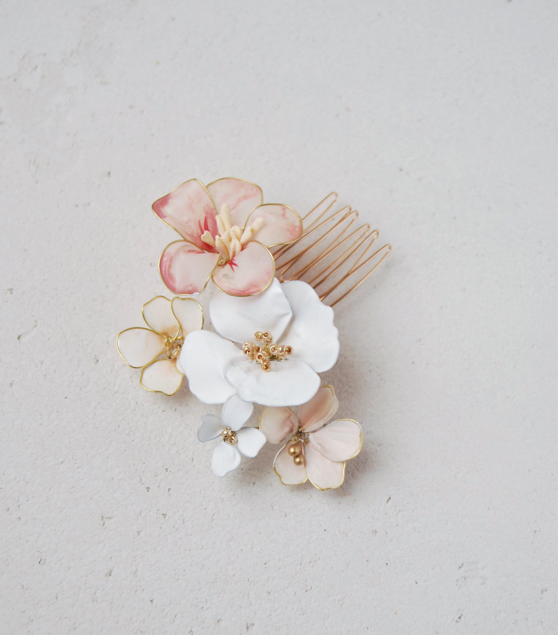 Accessorio da sposa con fiori bianchi e rosa, perfetto per matrimoni country chic.