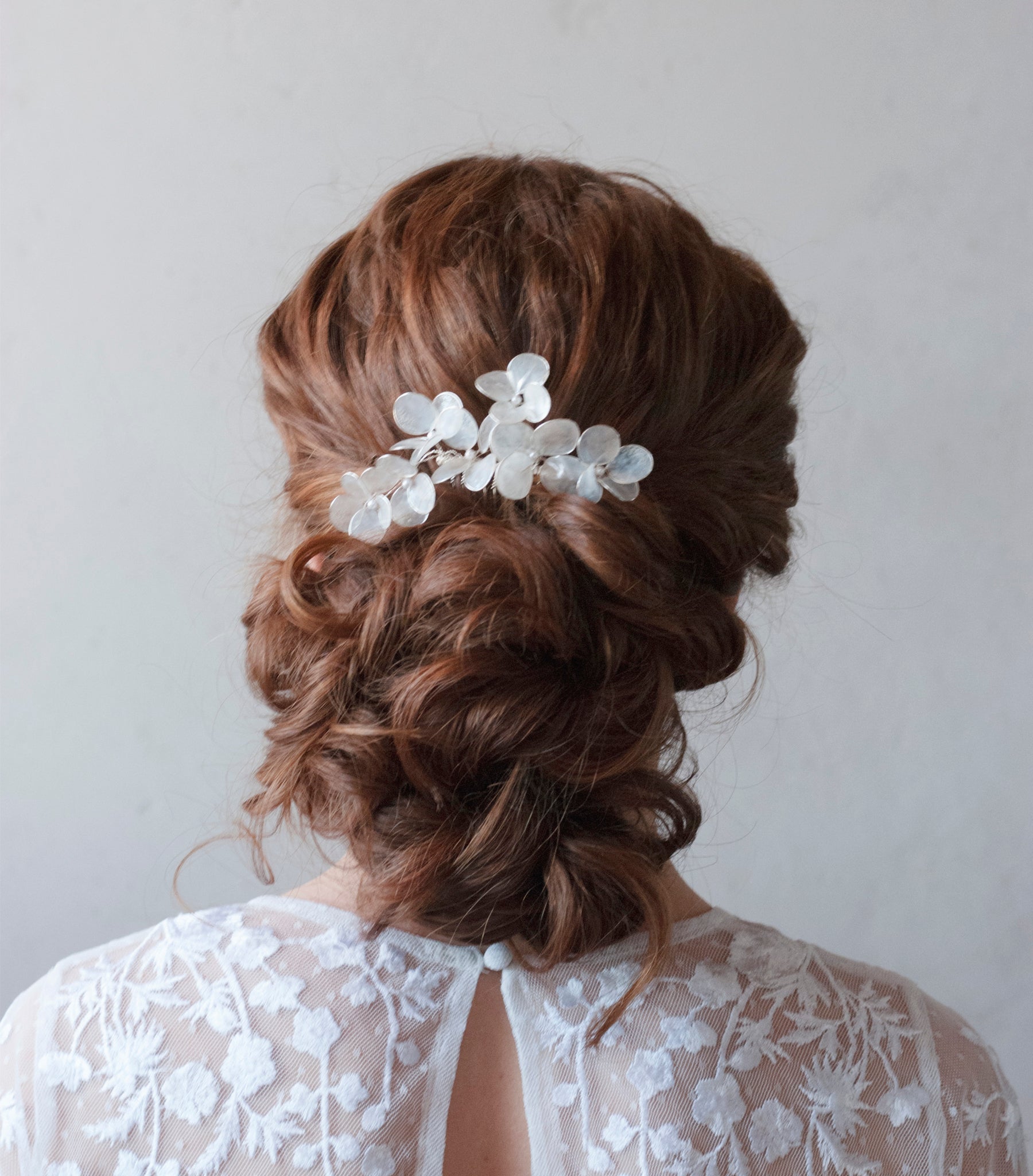 Pettinino con fiori madreperlati, aggiunge eleganza e stile al look nuziale.