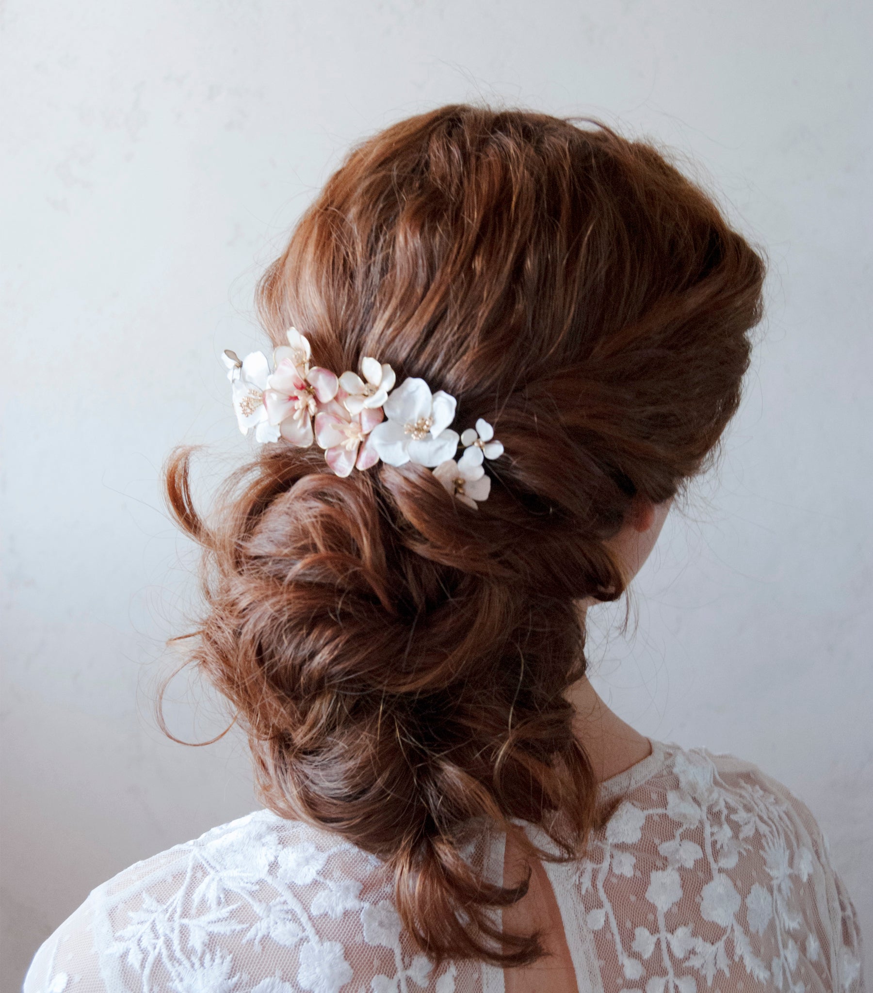 Pettinino da sposa con fiori bianchi e rosa cipria, ideale per un look naturale e chic.