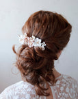 Pettinino da sposa con fiori bianchi e rosa cipria, ideale per un look naturale e chic.