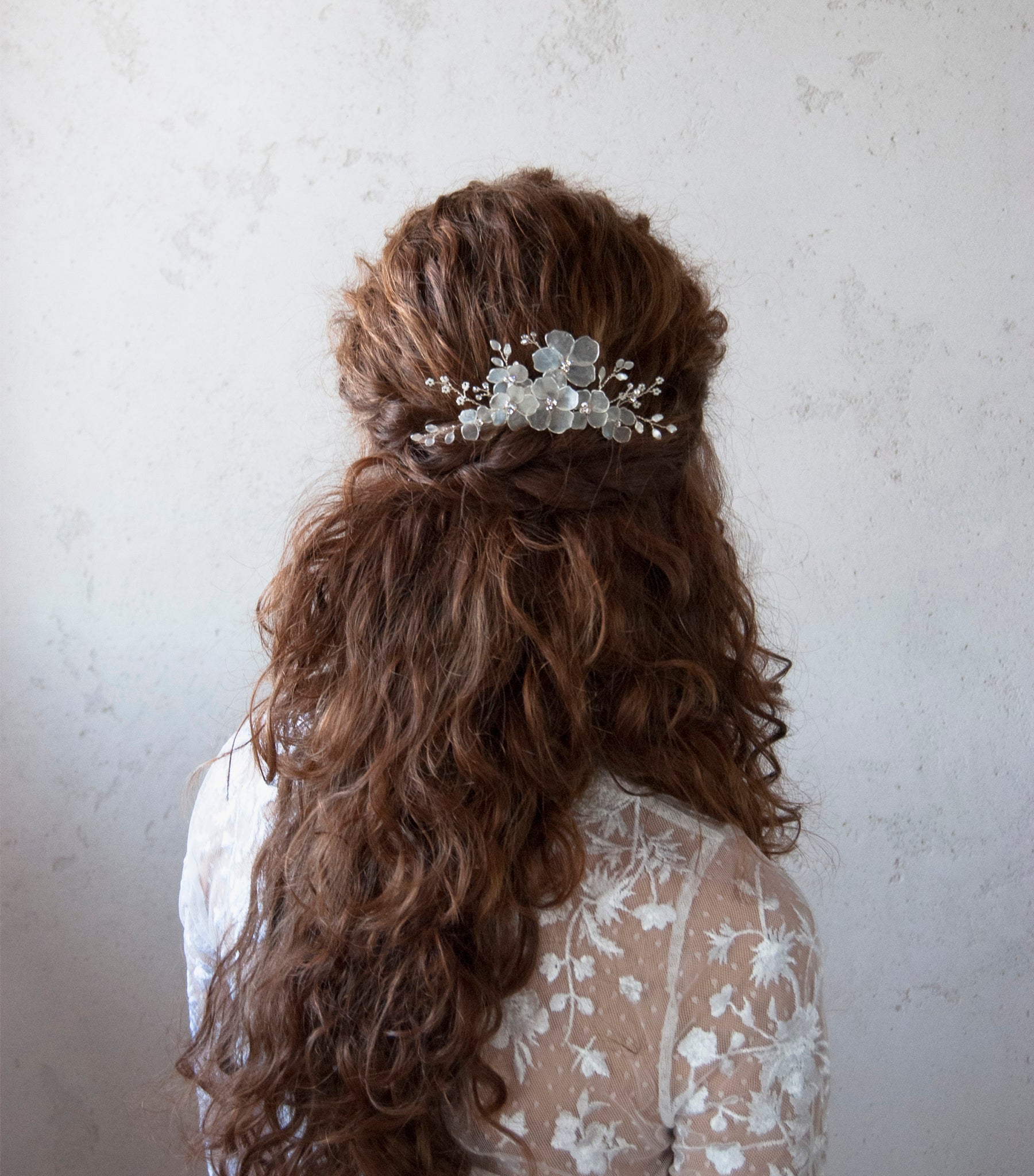 Pettinino per capelli da sposa con fiori satinati, un accessorio raffinato e delicato.