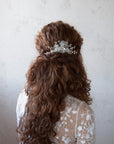 Pettinino per capelli da sposa con fiori satinati, un accessorio raffinato e delicato.