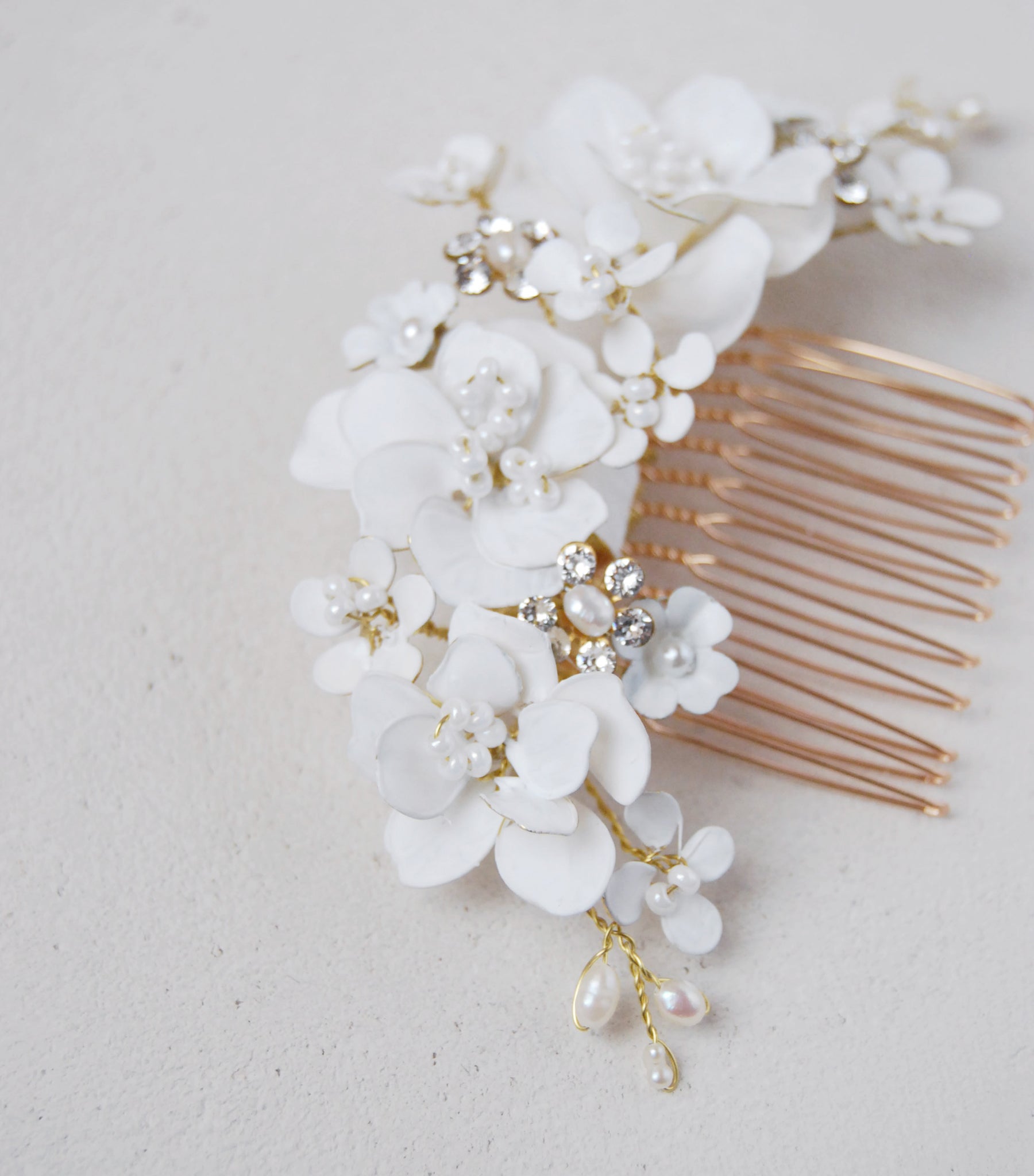 Accessorio da sposa con peonie bianche e fiorellini, perfetto per matrimoni eleganti.