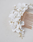 Accessorio da sposa con peonie bianche e fiorellini, perfetto per matrimoni eleganti.