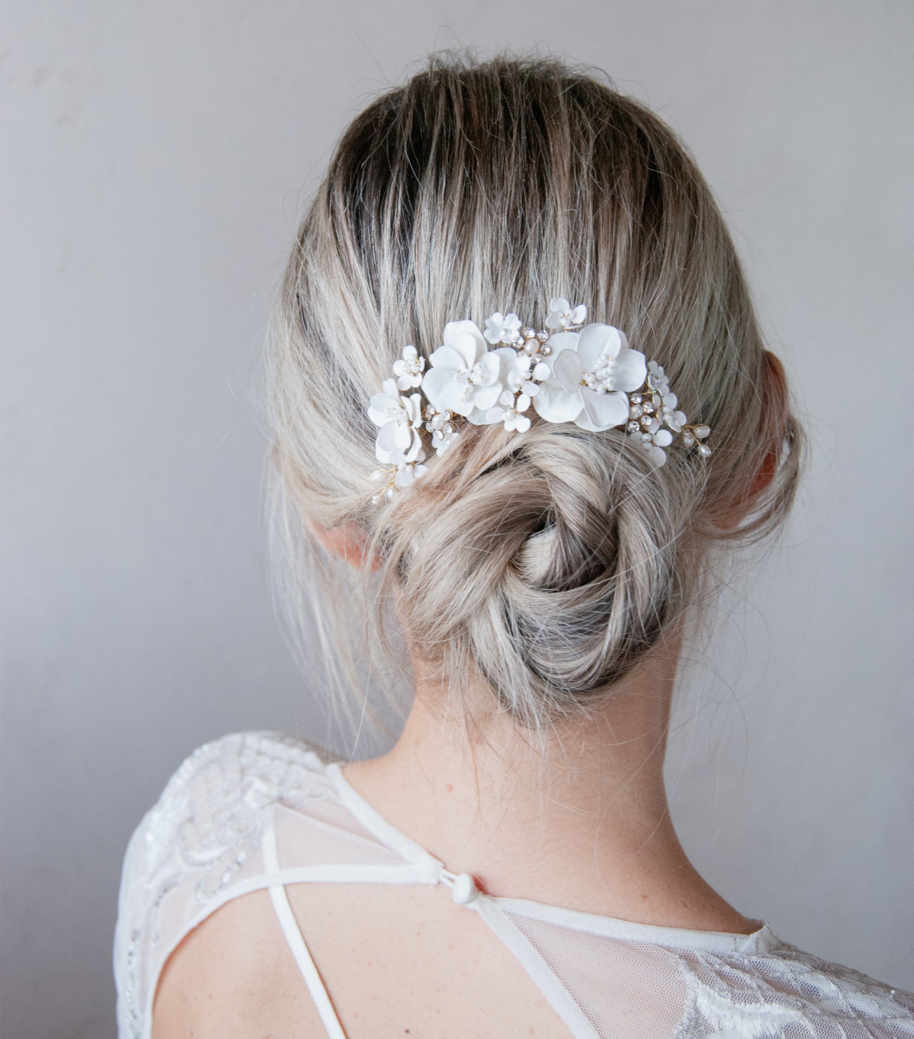 Pettinino per capelli con dettagli floreali bianchi, ideale per spose romantiche.