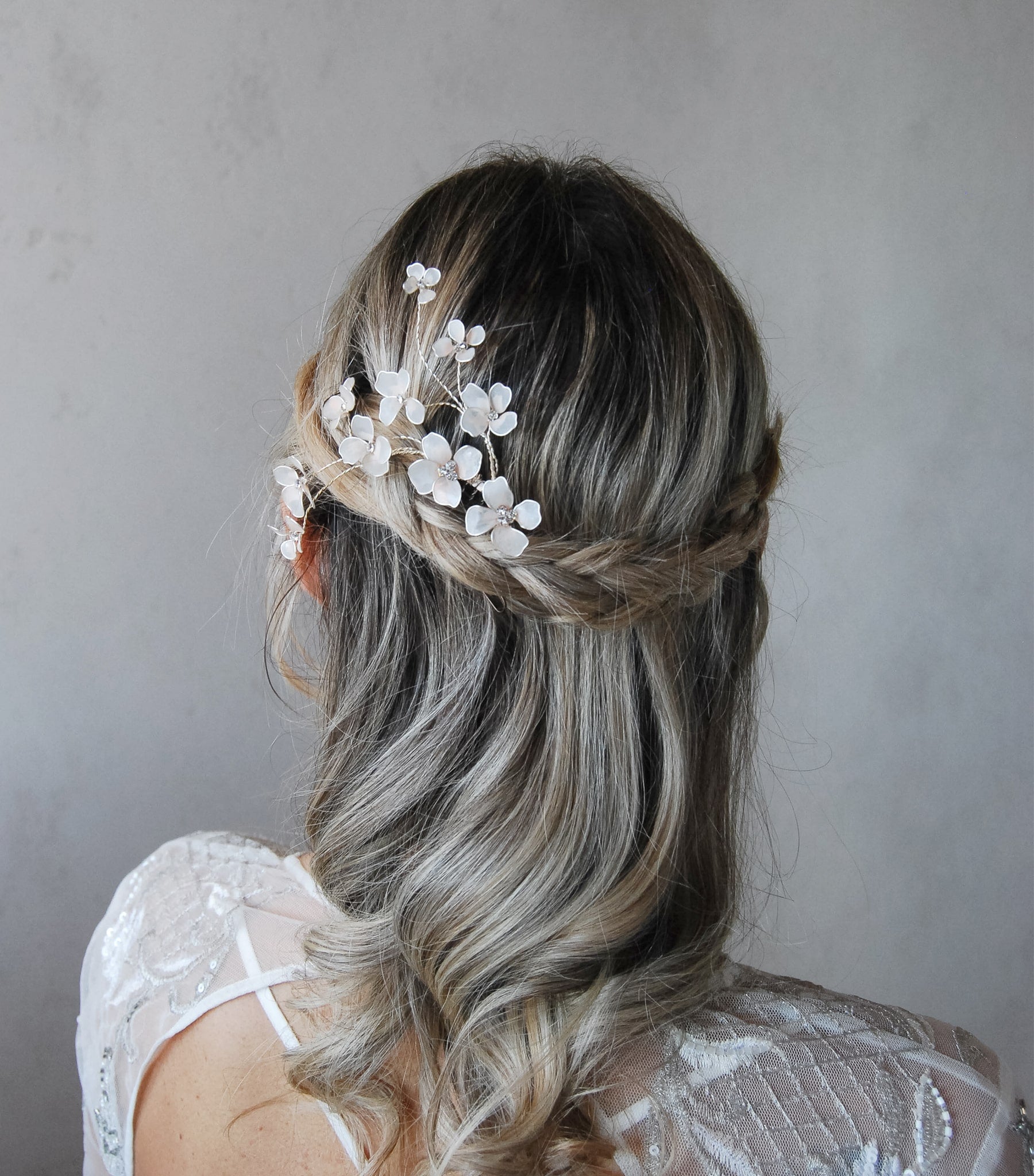 Pettinino con rami e fiori rosa, un dettaglio elegante per il giorno del matrimonio.