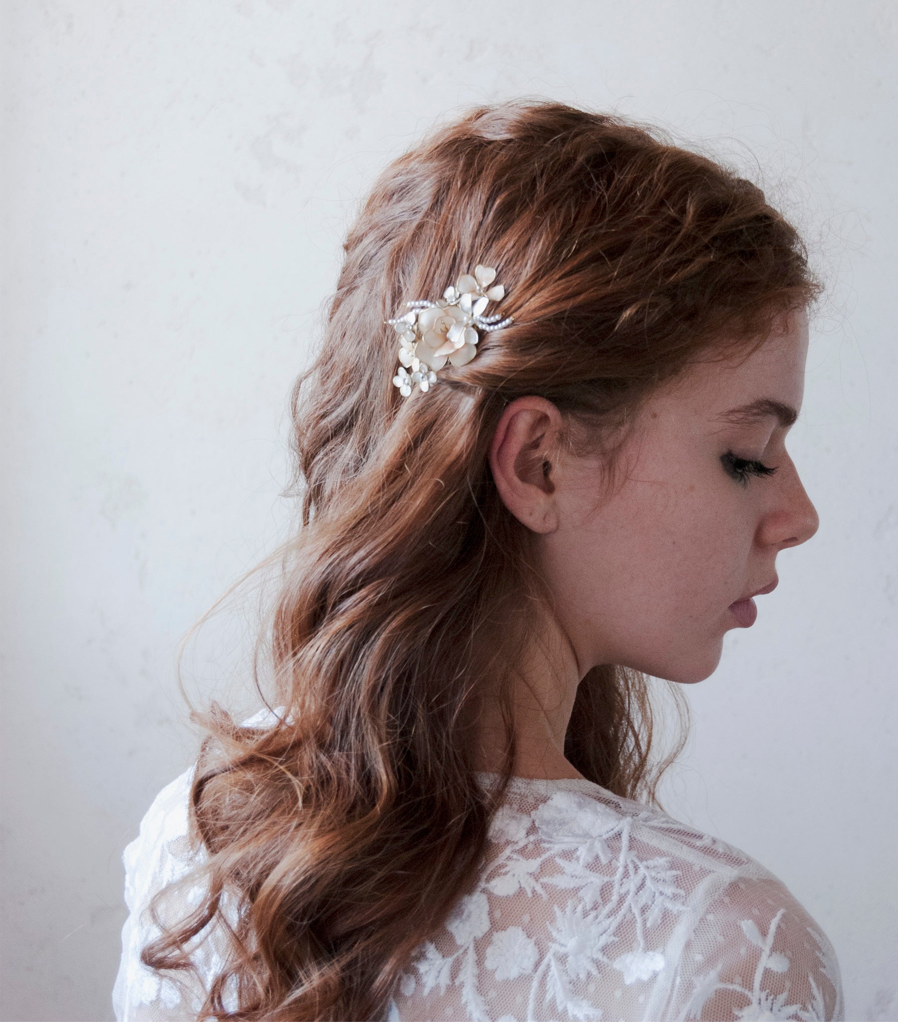 Accessorio da sposa rosa con fiori madreperlati, un tocco romantico per la tua acconciatura laterale