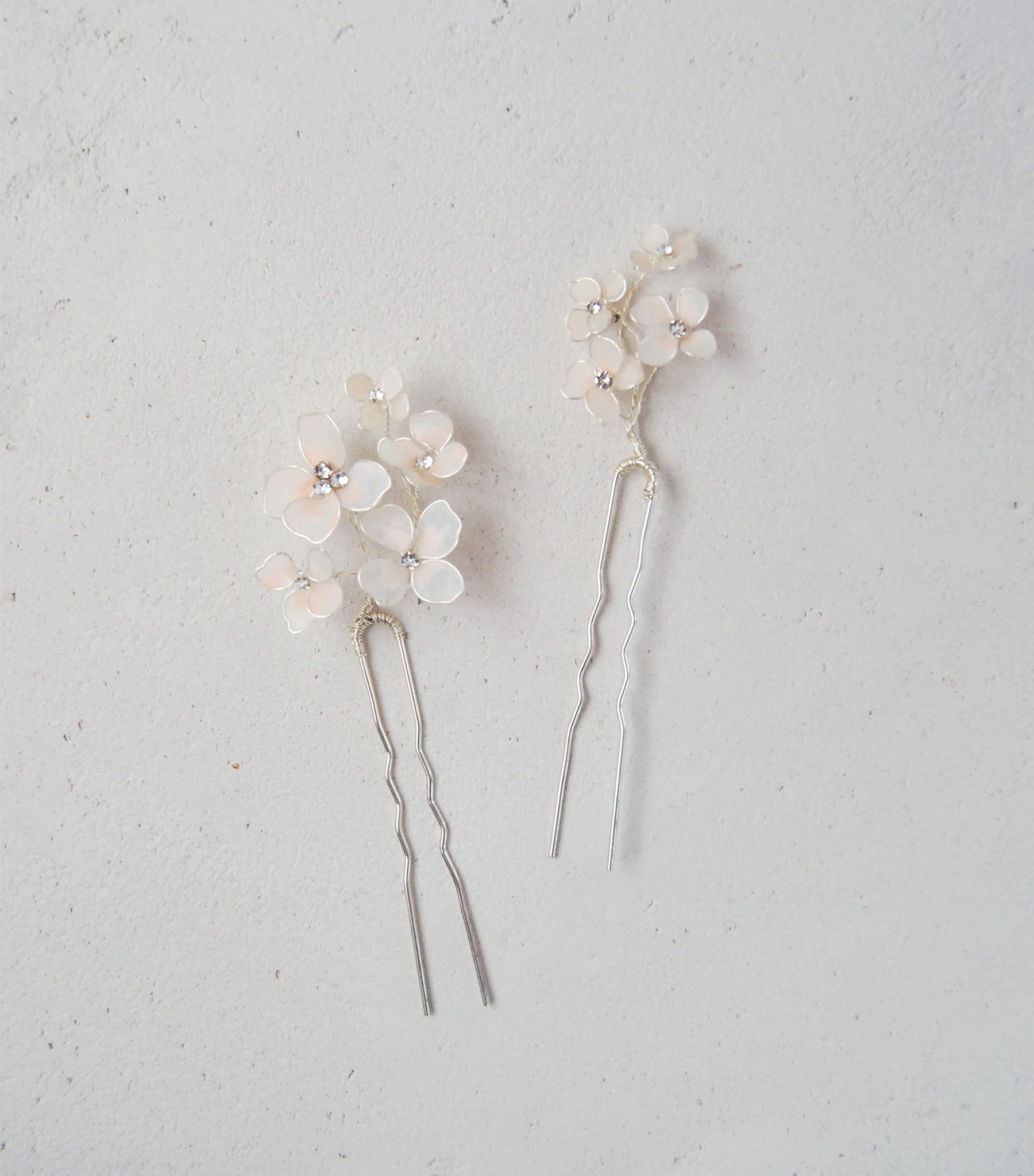 Set di fermagli per capelli da sposa, decorato con fiori rosa satinati per un tocco romantico.