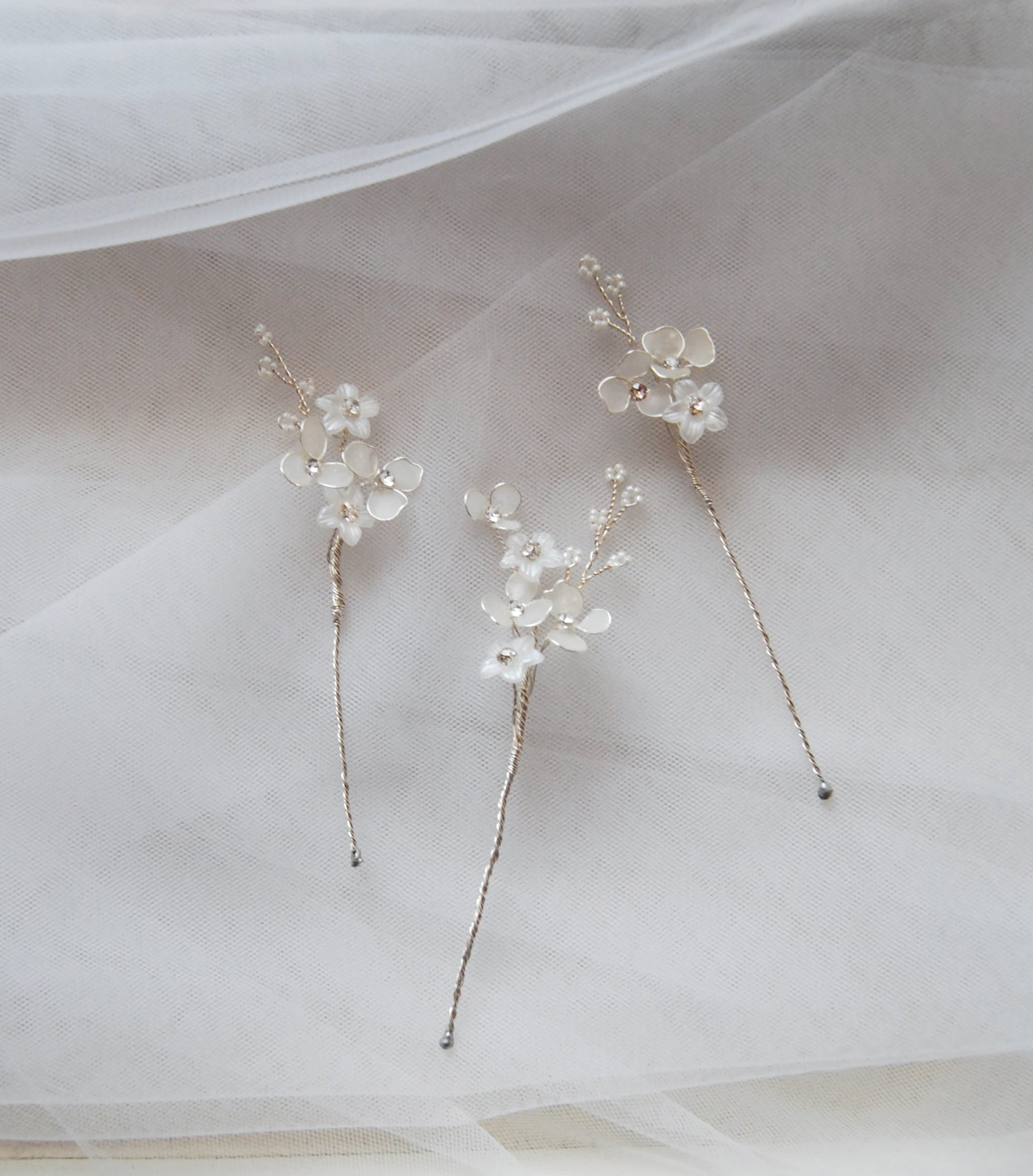 Set di forcine per capelli da sposa con fiori satinati, l&#39;accessorio ideale per un matrimonio chic.