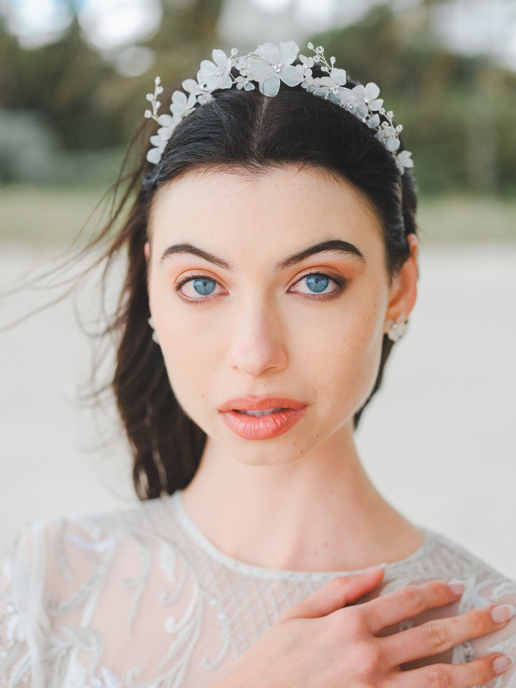 Tiara da matrimonio con fiori bianchi satinati e cristalli Swarovski, un accessorio di classe per una sposa elegante e senza tempo.