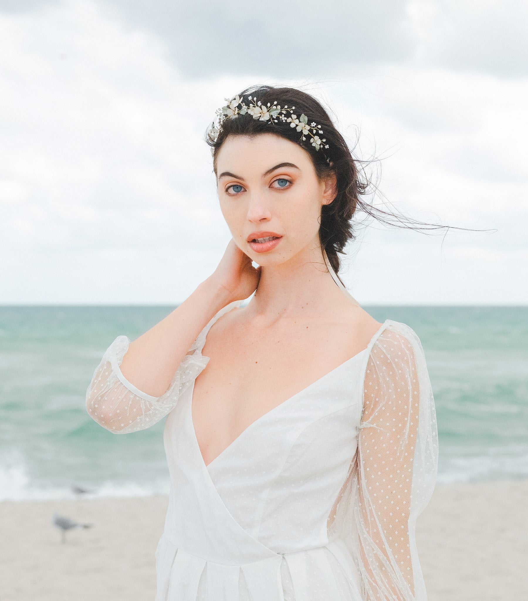 Tiara da sposa con fiori rosa e foglie verdi, perfetta alternativa ai fiori freschi per un matrimonio naturale e bohemian.