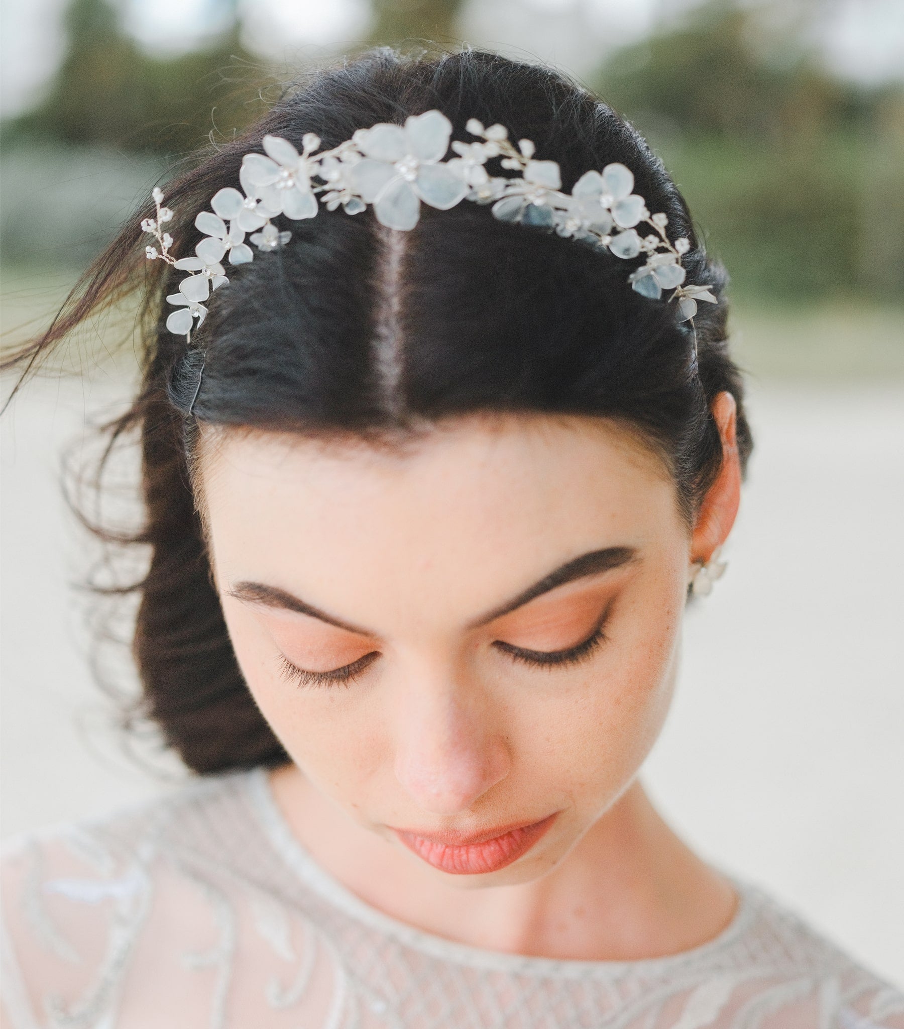 Tiara elegante con fiori bianchi satinati e cristalli Swarovski, per un matrimonio raffinato e acconciature sofisticate, senza bisogno di parrucchiere.