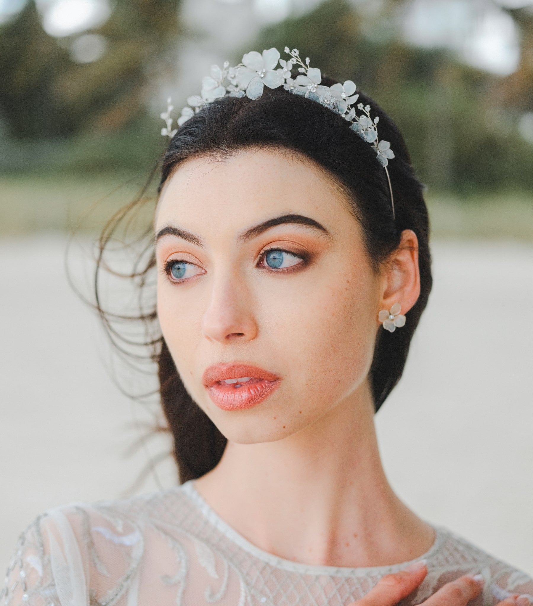 Tiara da sposa elegante con fiori bianchi satinati, cristalli Swarovski e perline, perfetta per un look sofisticato e raffinato durante il matrimonio.