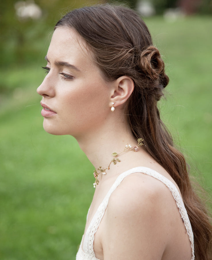 Orecchini pendenti per sposa con perle di fiume naturali, per un matrimonio romantico ed elegante.