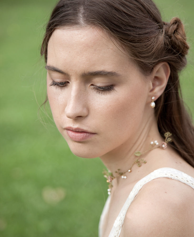 Orecchini pendenti da sposa con perle di fiume e dettagli in oro per un look raffinato.