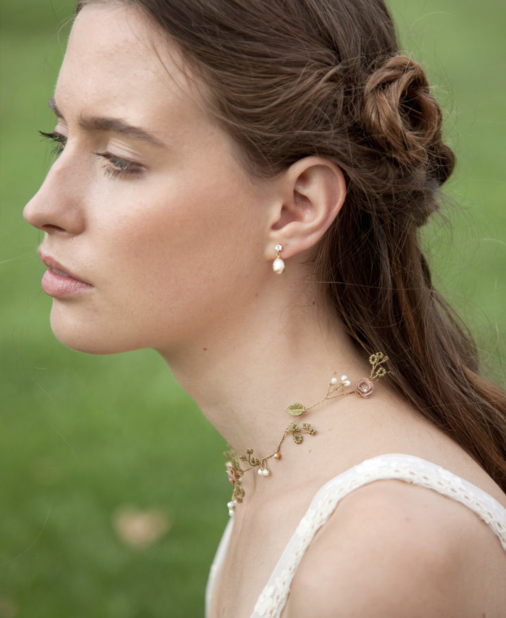 Eleganti orecchini pendenti con perle di fiume, ideali per il matrimonio di una sposa sofisticata.