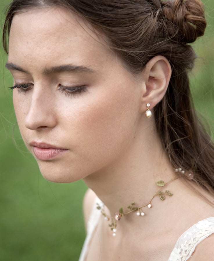 Orecchini pendenti con perle di fiume e oro, un accessorio elegante per il giorno del matrimonio.