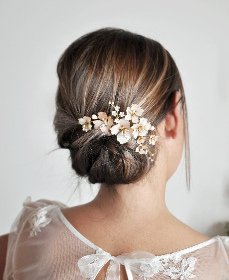 Pettinino con fiori di ciliegio rosa per acconciatura da sposa romantica