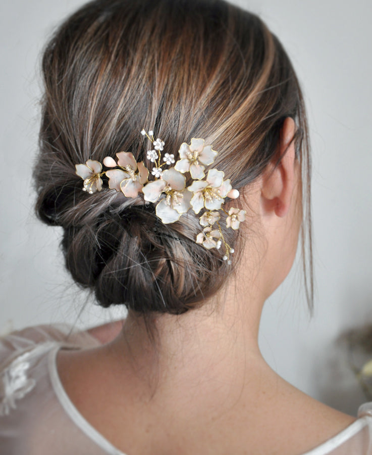 Accessorio per capelli da sposa con fiori rosa cipria, ideale per acconciature morbide