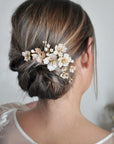 Accessorio per capelli da sposa con fiori rosa cipria, ideale per acconciature morbide